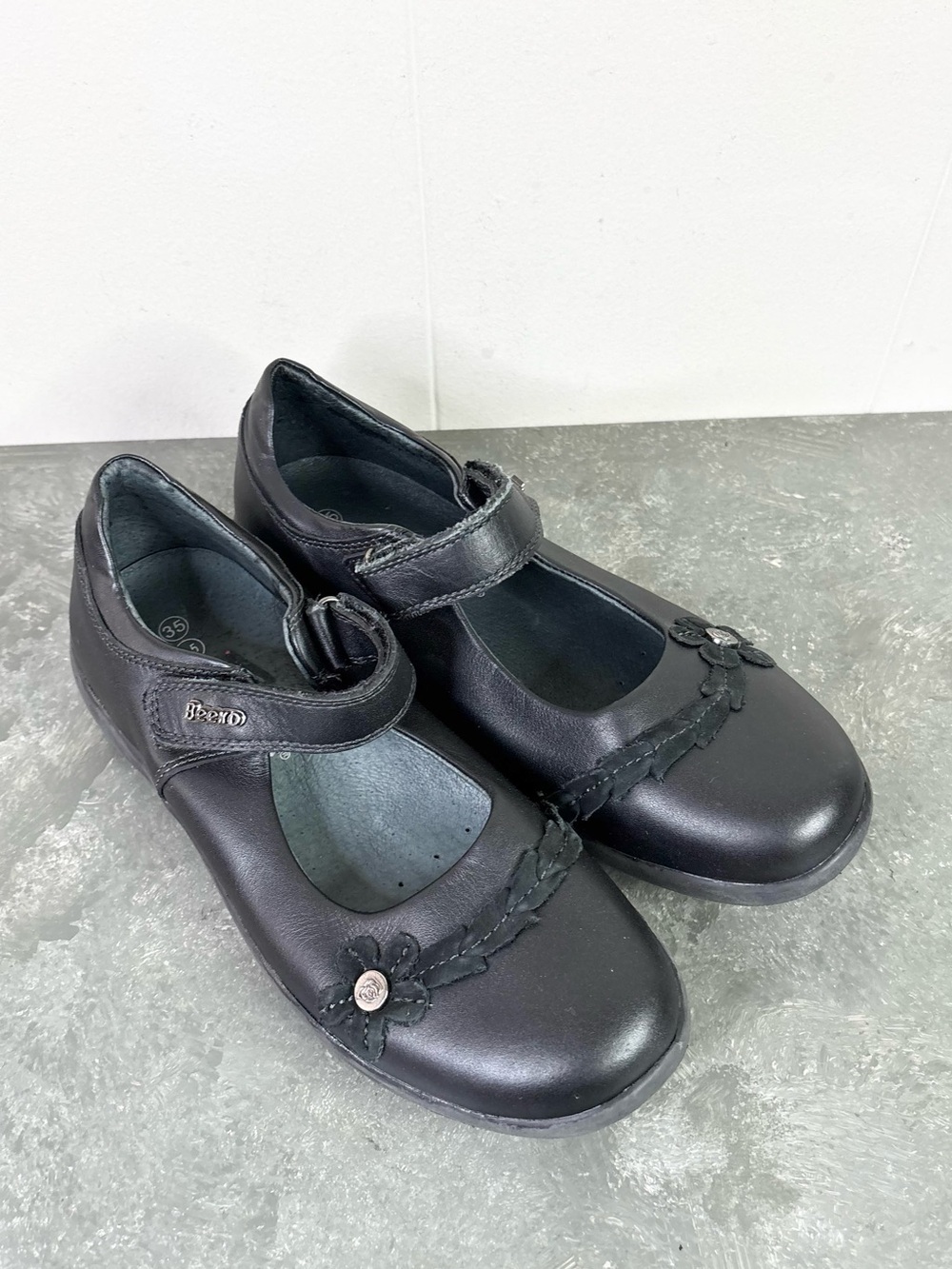 Beeko girl's Mary Jane shoes black leather decorative flower stitching size 3.5